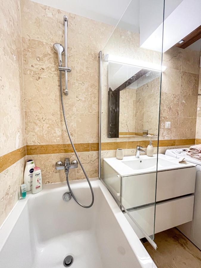 Uniquemoments Airport Apartment & Secure Parking & Airport Shuttle Iasi Exterior foto